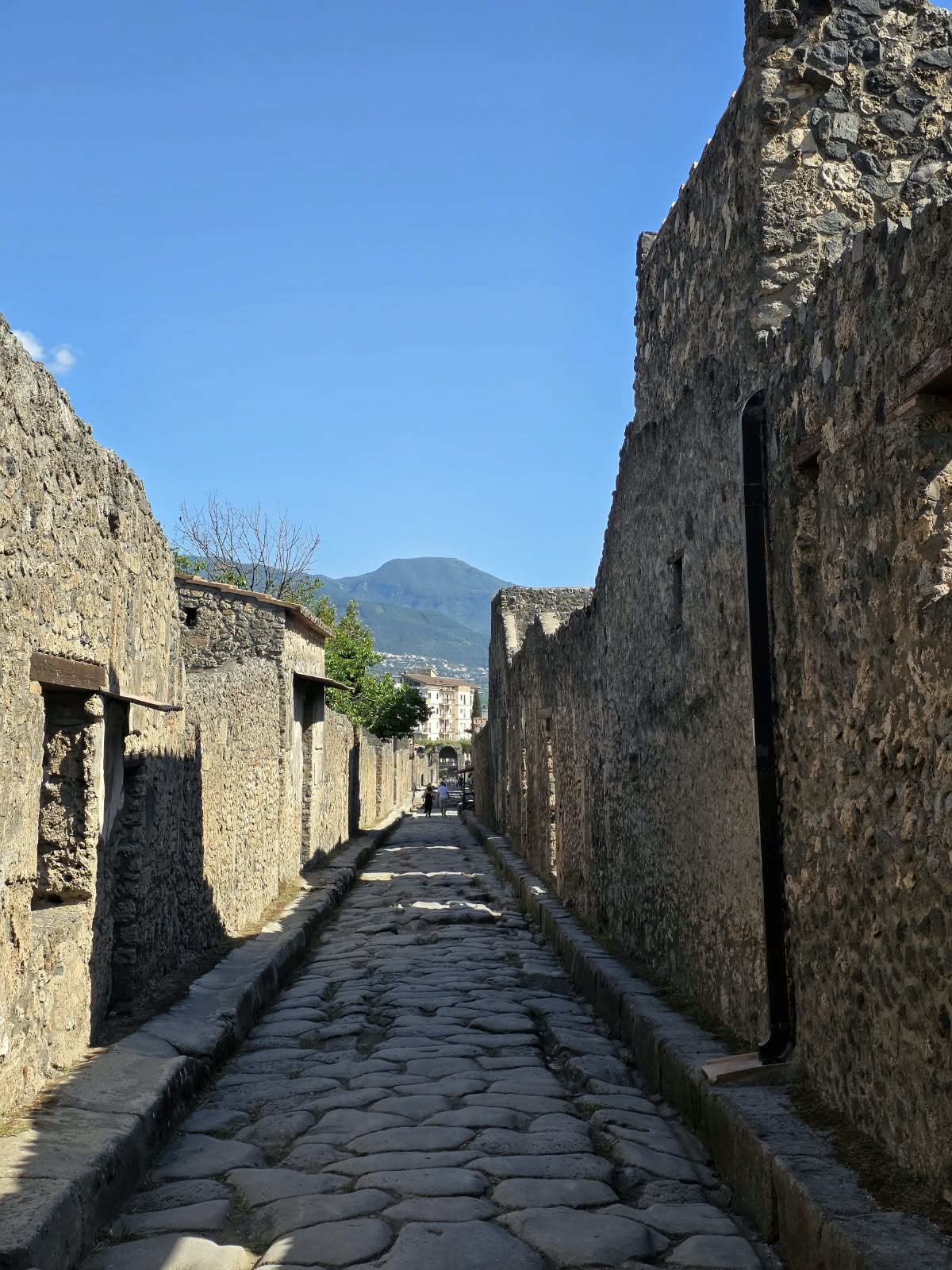 Street to Vesuvius · Pompeii
