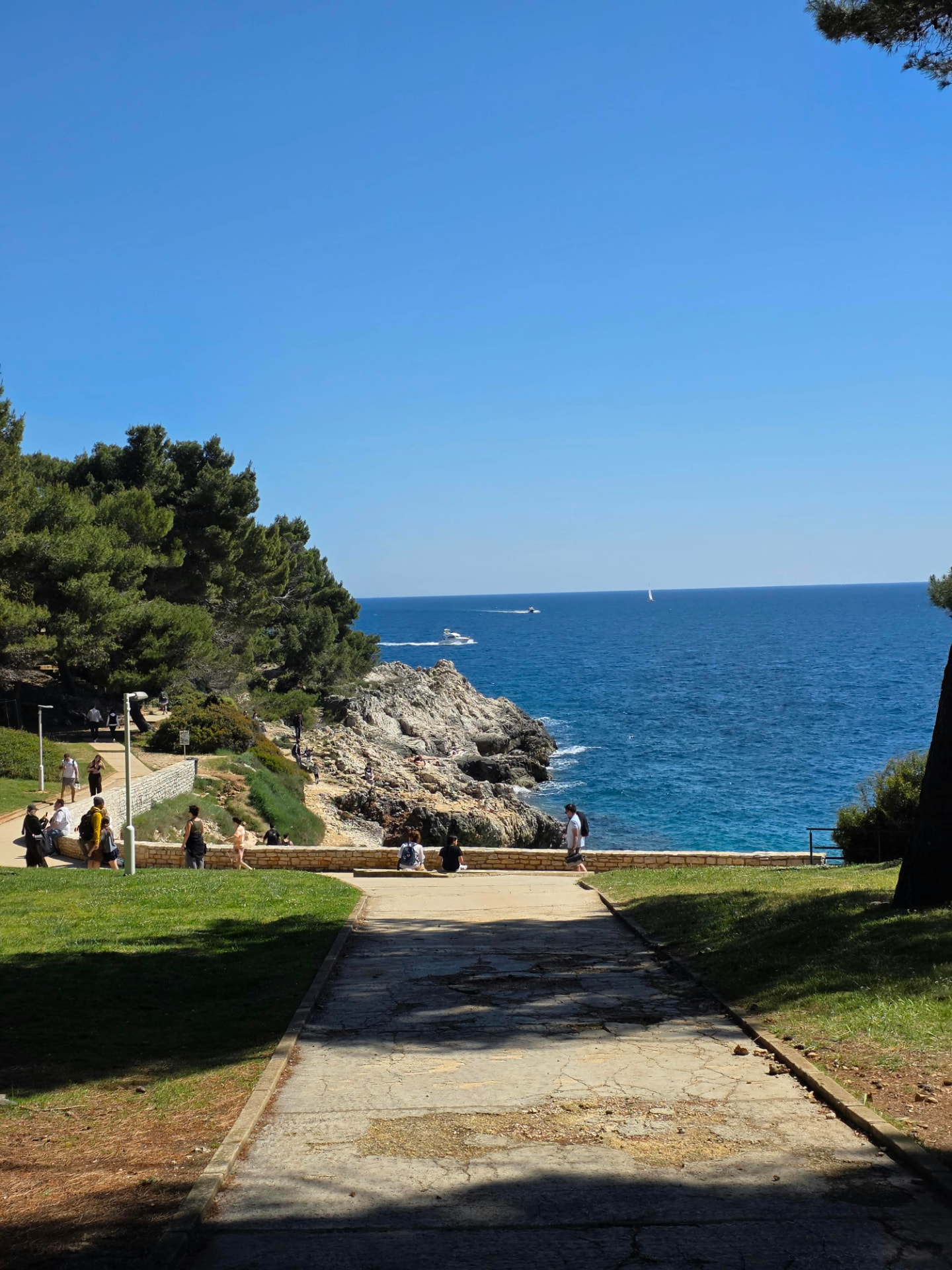 Path to the sea · Pula