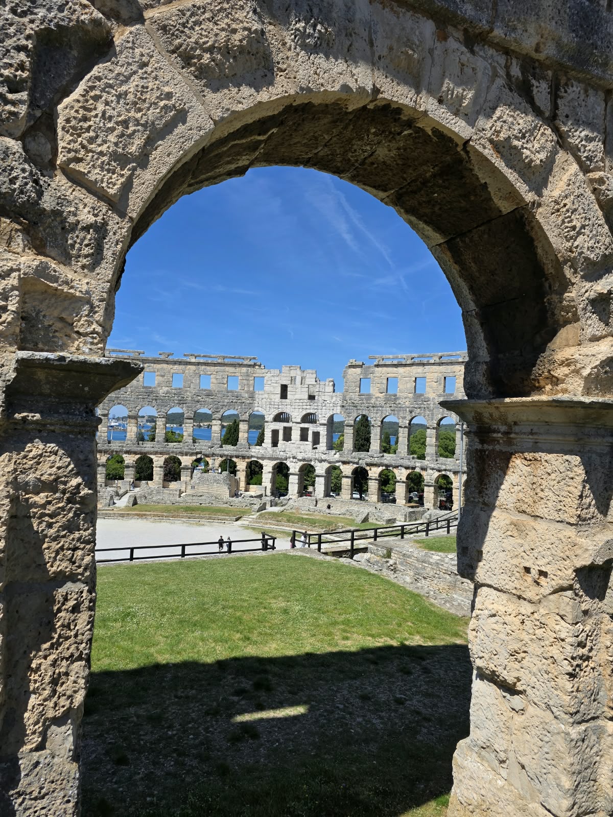 Through the arches · Pula